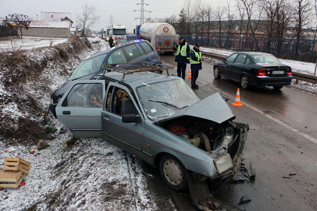 УДЕС КОД СМЕДЕРЕВА: Судар комбија и аутомобила, троје повређено (ФОТО)